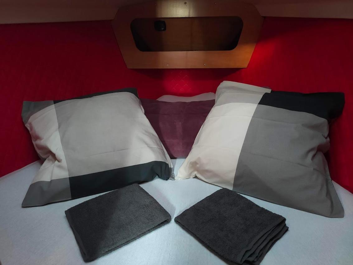 Nuit Sur Un Voilier Hotell Nonsard-Lamarche Eksteriør bilde